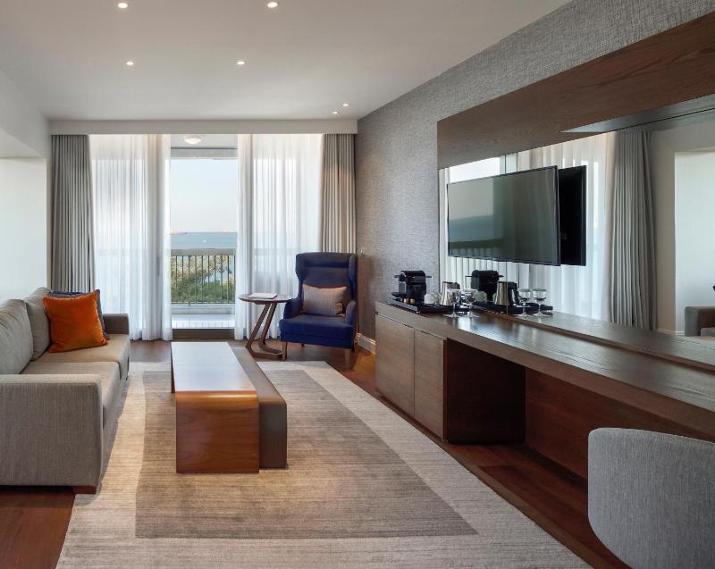 Deluxe Suite with Sea View image 1