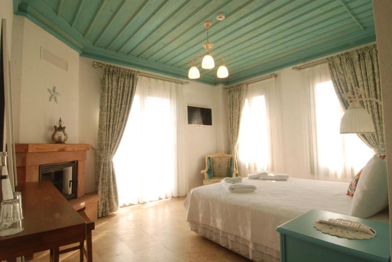 Deluxe Double Room with Sea View and Fireplace image 1