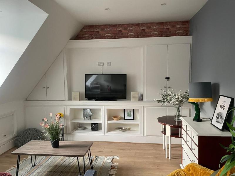 Modern Centrally Located Flat Images
