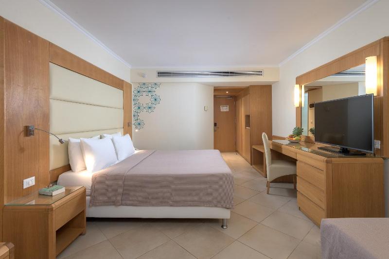 Superior Double Room with Side Sea View image 4