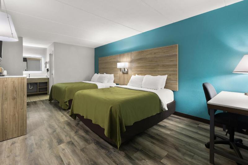 Queen Room with Two Queen Beds - Non-Smoking image 2