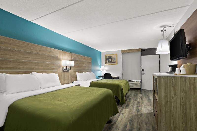 Queen Room with Two Queen Beds - Non-Smoking image 3