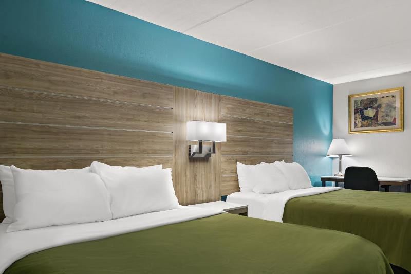Queen Room with Two Queen Beds - Non-Smoking image 1