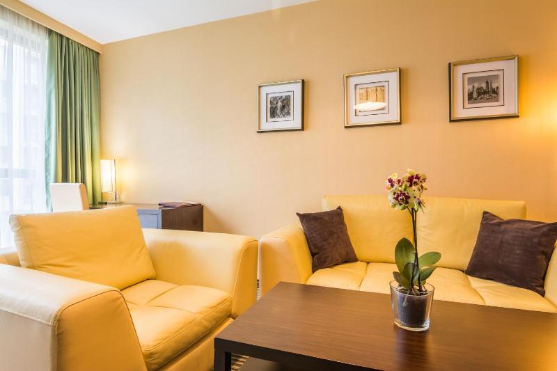 Deluxe Queen Studio with Terrace – Non-Smoking image 4