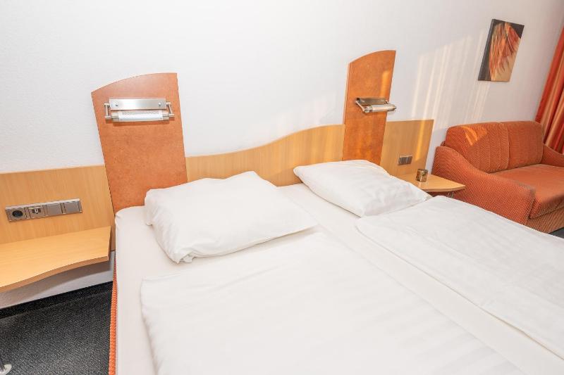 Double Room with Extra Bed image 3
