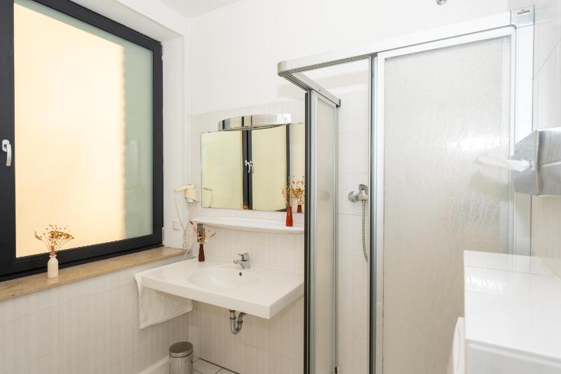 Single Room image 3