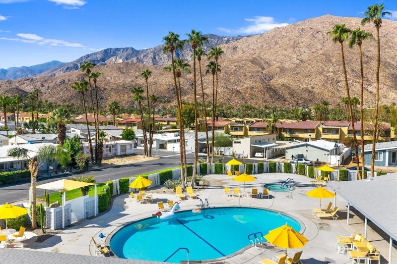 Palm Spring Mid-Century Home! - image 1