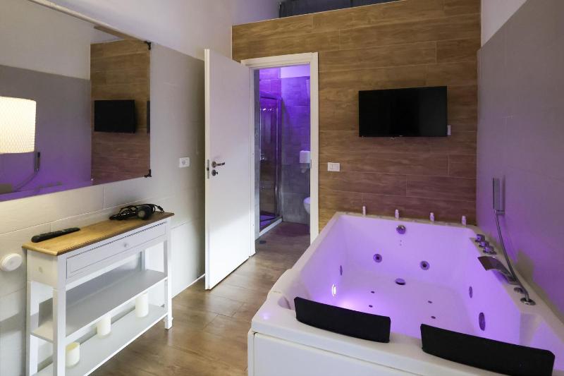 Suite with Spa Bath image 1