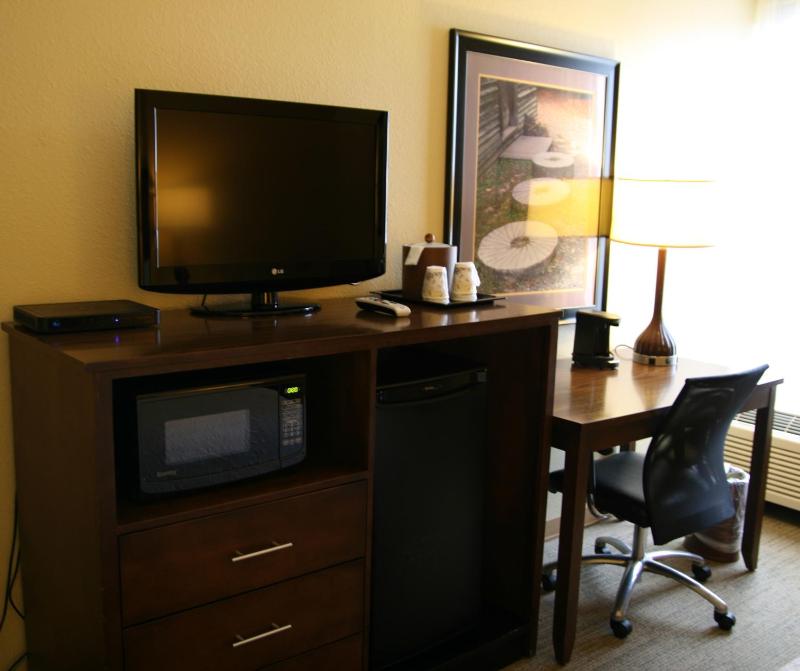 Queen Room with Tub - Disability Access/Non Smoking image 2