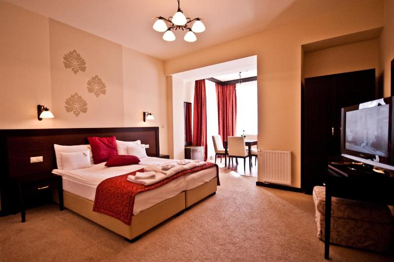 Double Room with Balcony image 2