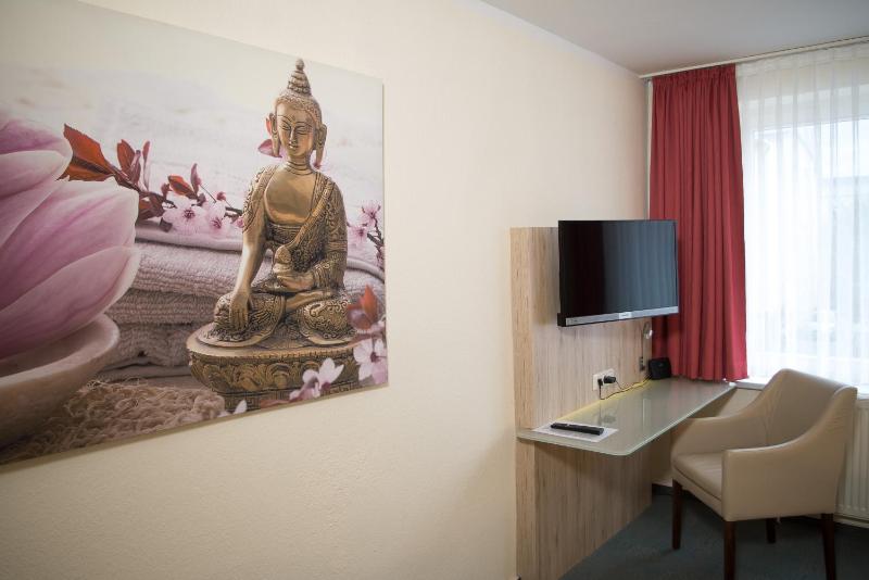 Double Room with Extra Bed image 1