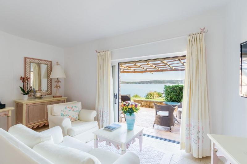 Double Room with Sea View image 3