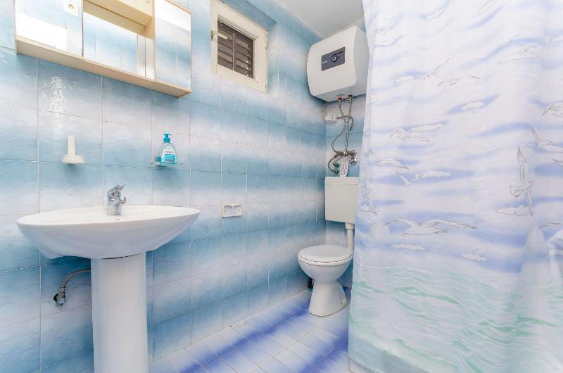 One-Bedroom Apartment image 2