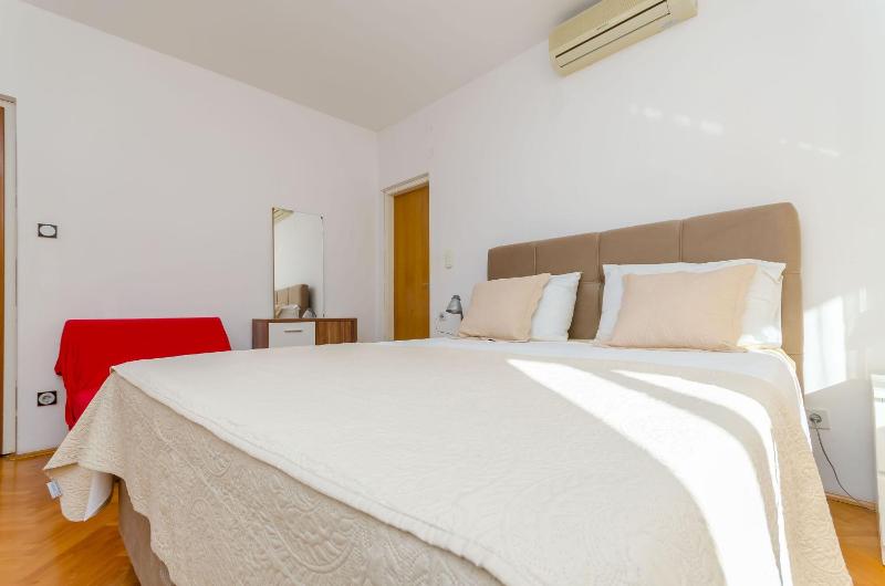 One-Bedroom Apartment image 4