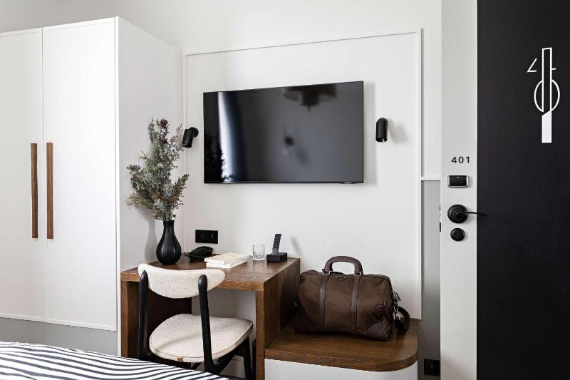 Family Room with Connection Rooms - Non-Smoking image 4