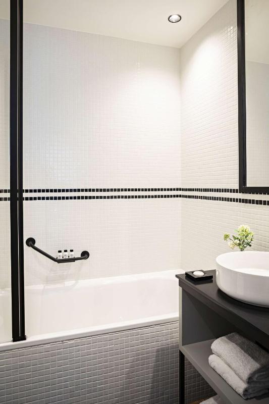 Executive King Room with Bathtub image 4