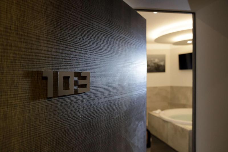 Deluxe King Room with Bath Tub and Balcony - Non-Smoking