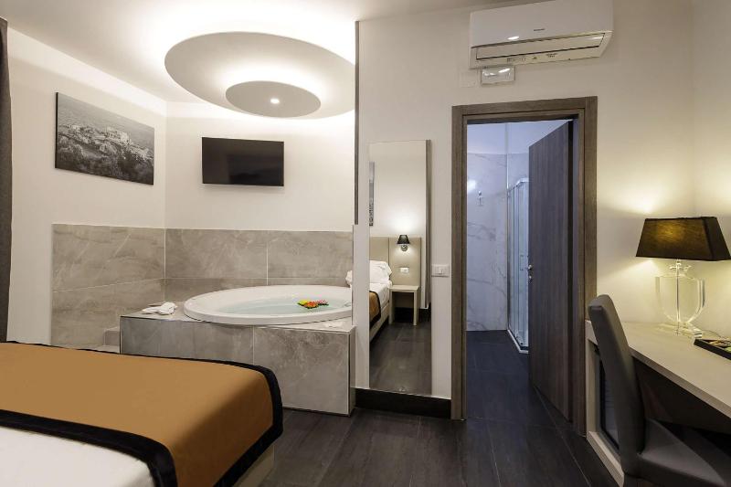 Deluxe King Room with Bath Tub and Balcony - Non-Smoking image 4