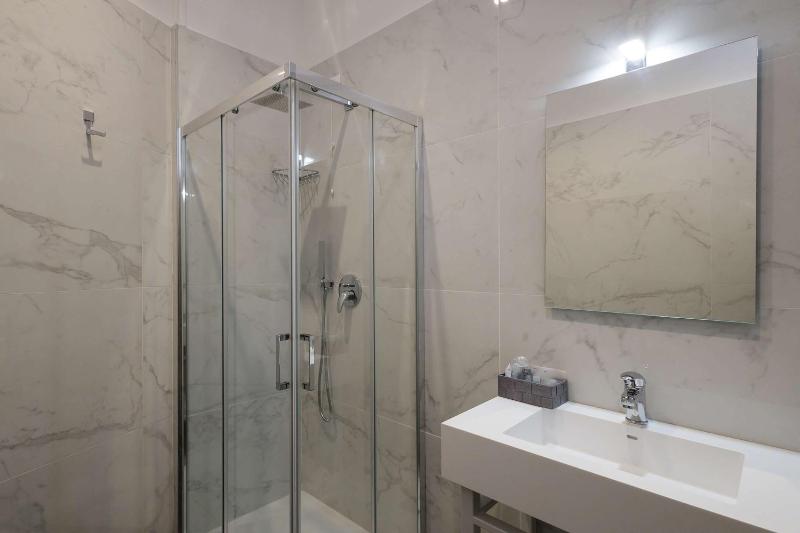 Deluxe King Room with Bath Tub and Balcony - Non-Smoking image 1