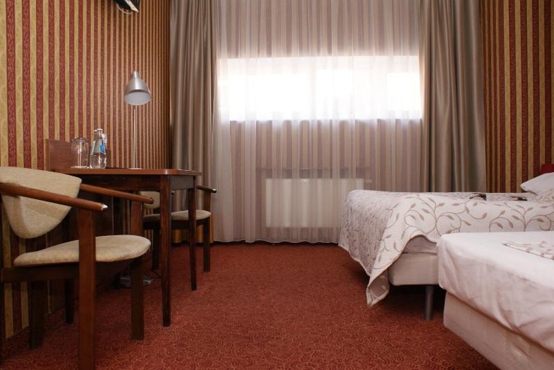 Twin Room image 2