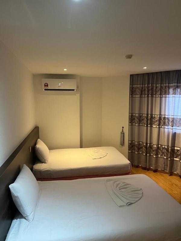 Standard Twin Room image 2