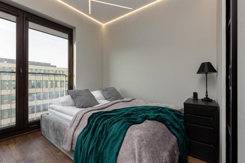 Emerald Residence Warsaw with Parking by Noclegi Renters - image 12