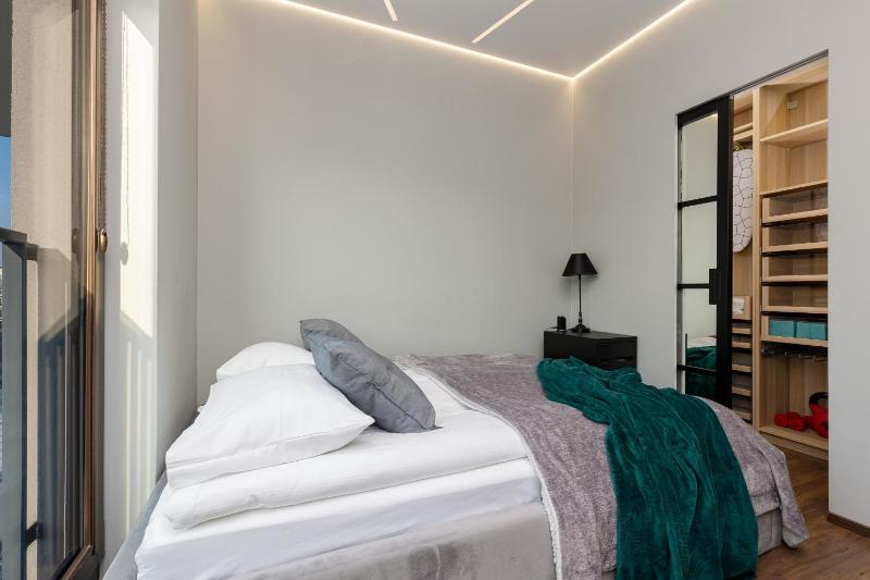 Emerald Residence Warsaw with Parking by Noclegi Renters - image 6