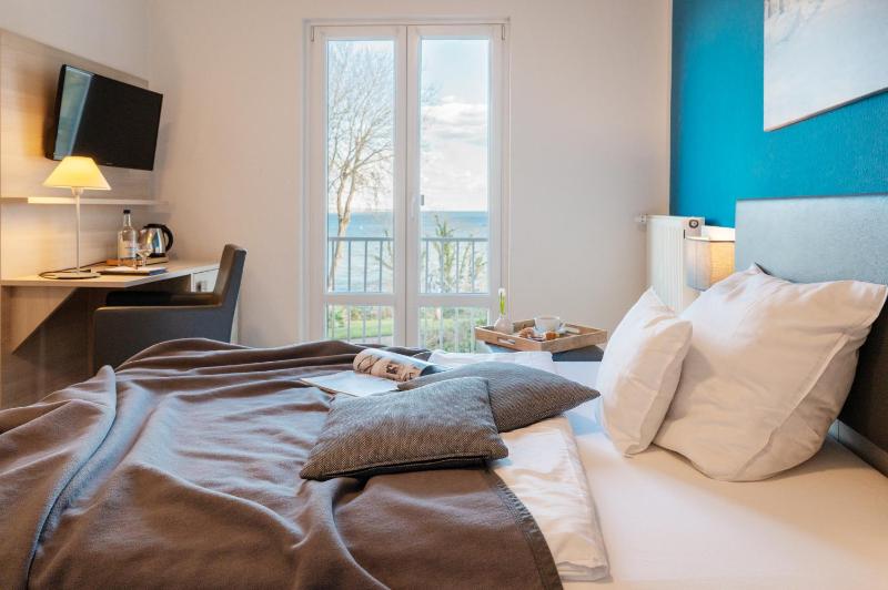 Single Room with Lake View image 1