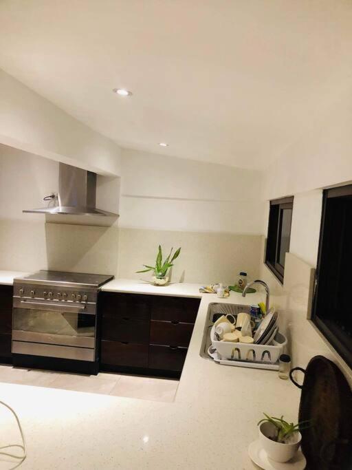 Entire 3 bedroom Fully Furnished House 6 Guests - image 2