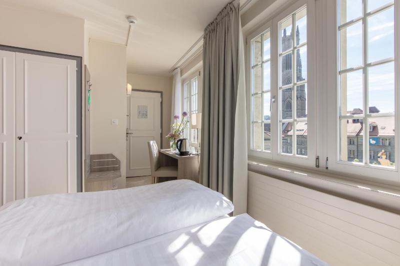Standard Twin Room image 4