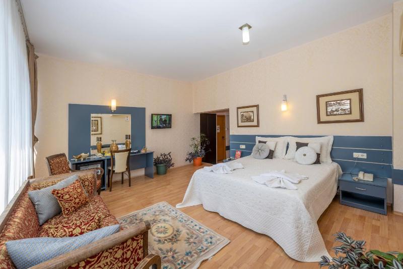 Standard Double Room image 4