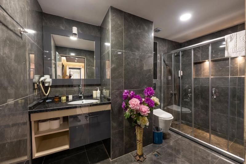 Standard Double Room image 3