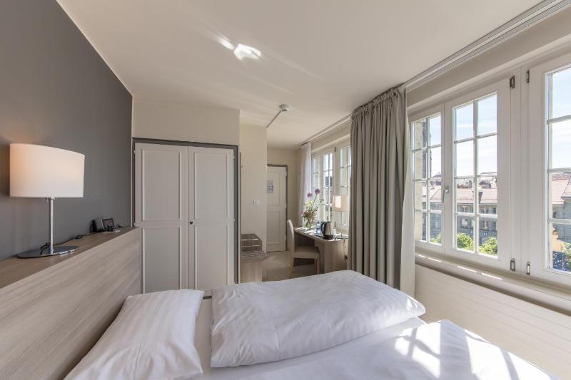 Standard Twin Room image 3