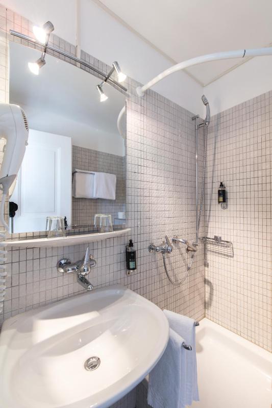 Standard Twin Room image 2