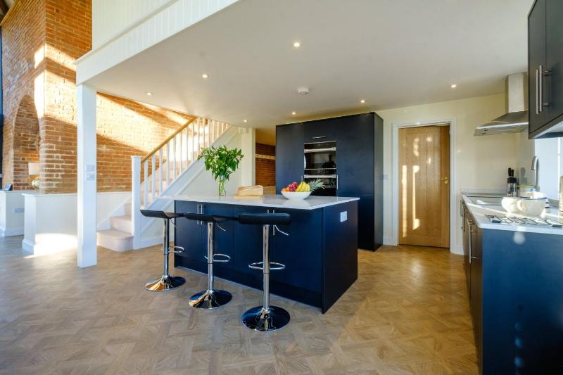 Upper Barn - a large family house by Aldeburgh Coastal Cottages - image 2