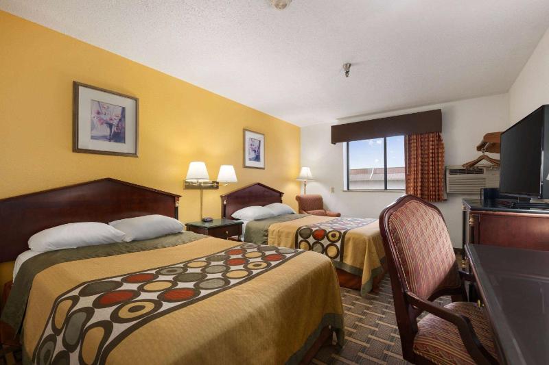 Deluxe Queen Room with Two Queen Beds - Non-Smoking image 1