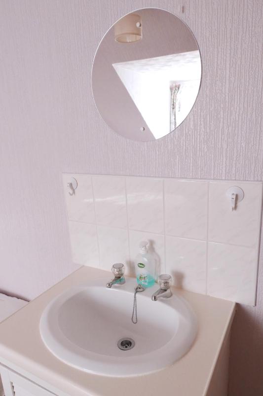Standard Twin Room with Shared Bathroom image 2