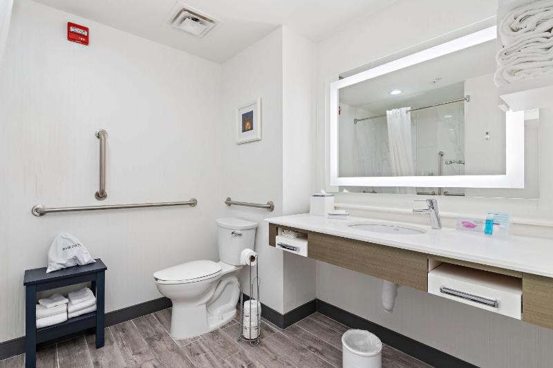 King Room - Mobility/Hearing Accessible image 2
