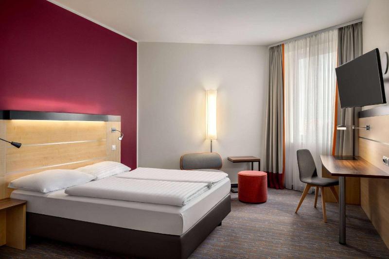 Comfort Accessible Room image 3
