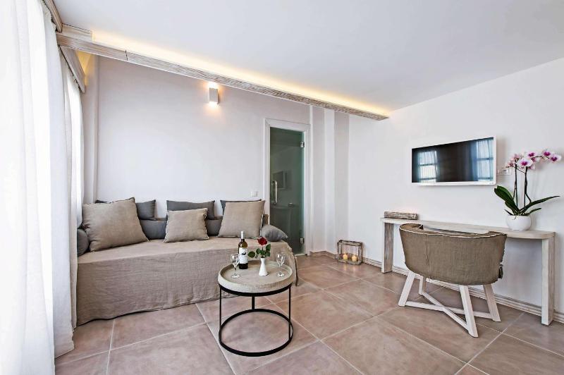 Master Loft Suite with Caldera View image 3