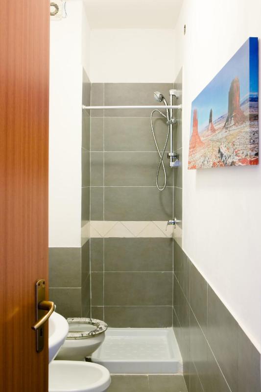 Double Room with Shared Bathroom image 2