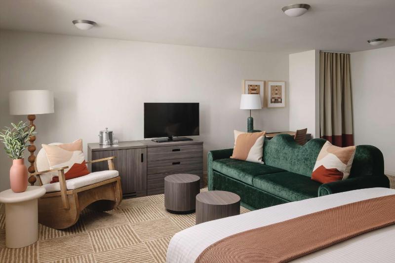 King Studio with Sofa Bed image 1