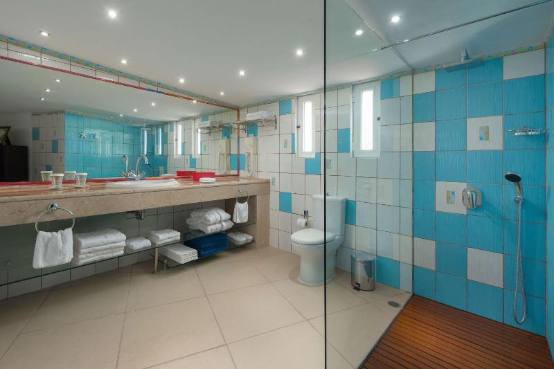 Deluxe Bungalow image 2