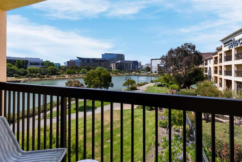 Water View Guestroom King image 3
