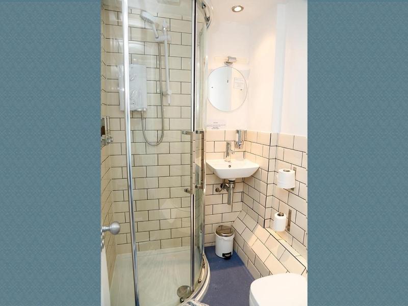 Double Room with Private Bathroom image 1