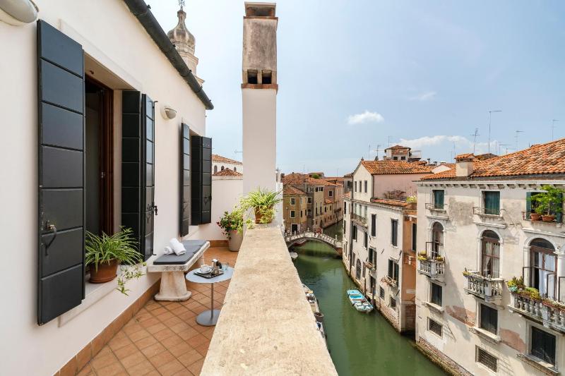 Two-Bedroom Apartment with Terrace and canal view image 3
