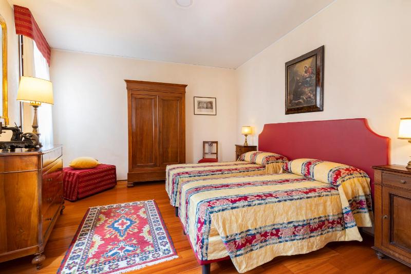 Two-Bedroom Apartment Canal View image 3