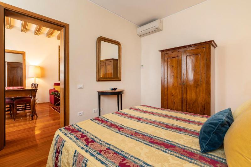 Two-Bedroom Apartment Canal View image 2