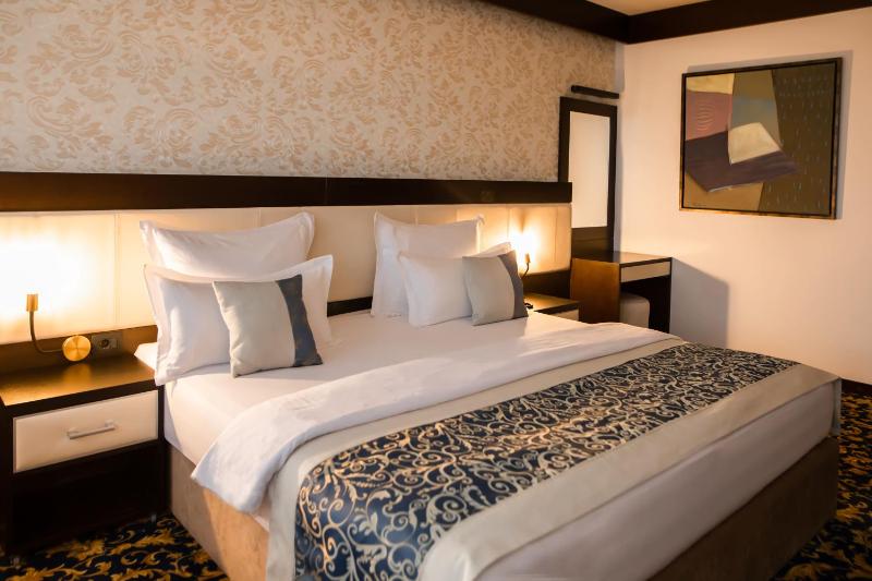 Deluxe Double or Twin Room image 1