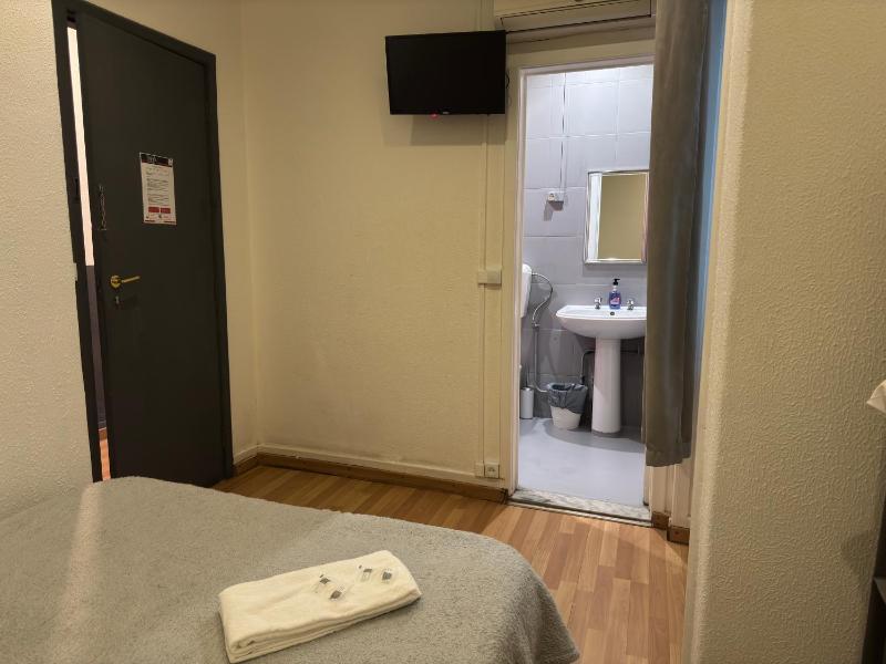 Double Room image 3